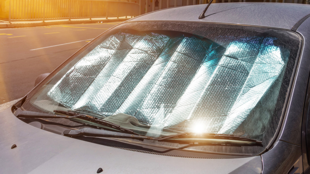 Így válassz napellenzőt, napvédőt az autódba: ezek a típusok óvják a naptól legjobban a belteret