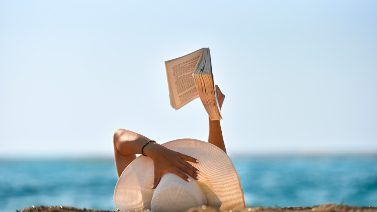 heat-temperature,idyllic,sun hat,sunbathing,straw, hat,sunny,beach holiday,climate,lying down,lying on back,literature,20-29 years,30-39 years,reflection,sensuality,color photo,multicolor,cheerful,twilight,color photo,human body,hand,carefree