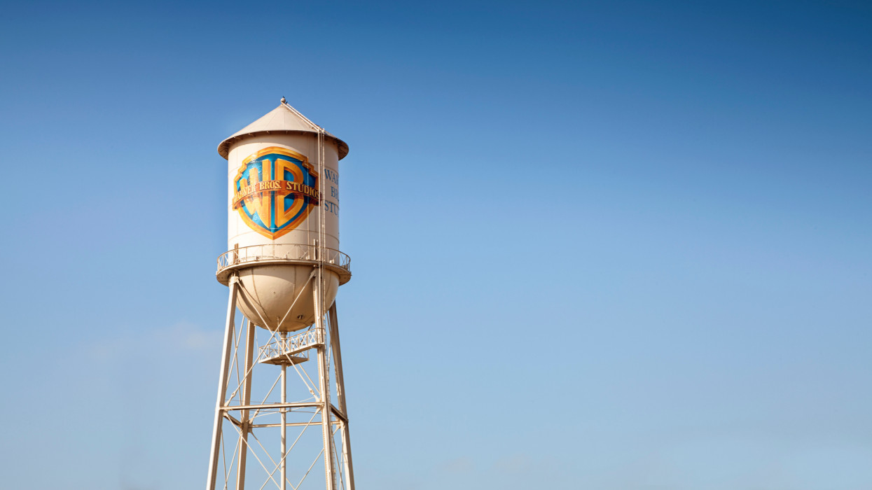 Los Angeles, Egyesült Államok - 2012. október 4: A Warner Bros Studio Tower a világ egyik legismertebb filmstúdiójának felismerhető szimbóluma.