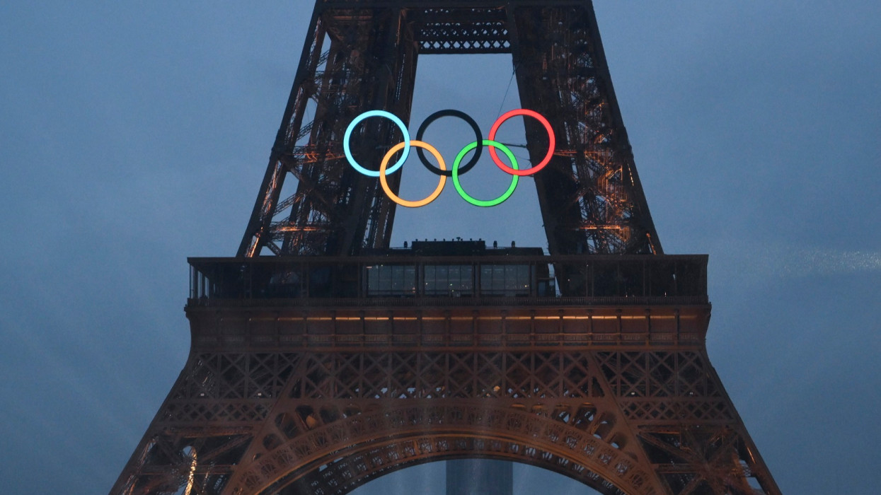 Párizs, 2024. július 26.Az olimpiai ötkarika az Eiffel-tornyon a 2024-es párizsi nyári olimpia megnyitóünnepségén 2024. július 26-án.MTI/Czeglédi Zsolt