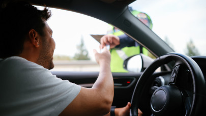 Kíméletlen razzia veszi kezdetét a magyar utakon: vaskos csekket kaphat, aki ezt benézi szerdán