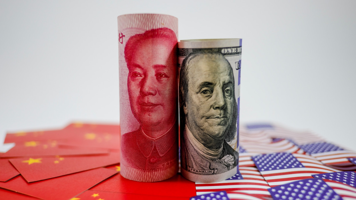 Kínai jüan bankjegy Kína zászlókon és amerikai dollár bankjegy egyesült államokbeli zászlókon a kereskedelmi háború gazdasági válság koncepciója.