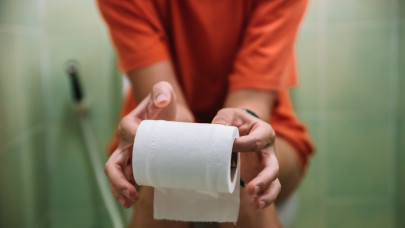 Sokkoló, de annál kevésbé meglepő kutatás: ha telefonozol a vécén, drasztikusan nő az aranyér kockázata