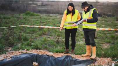 Szenzációs kincsre bukkant az elsőéves egyetemista lány: ki nem találod, mit talált Komáromban!