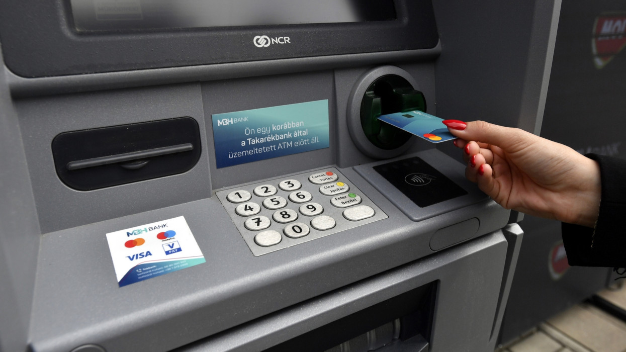 Készpénzfelvétel díja 2025-ben bankonként: ennyibe kerül a pénzfelvétel ATM-ből külföldön és belföldön