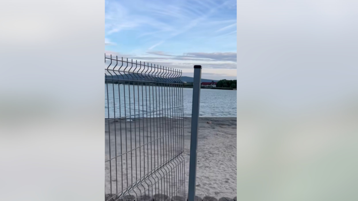 Újra a fürdőzőké lesz a szabadstrand: elbontják a Velence Korzón önkényesen felállított kerítést