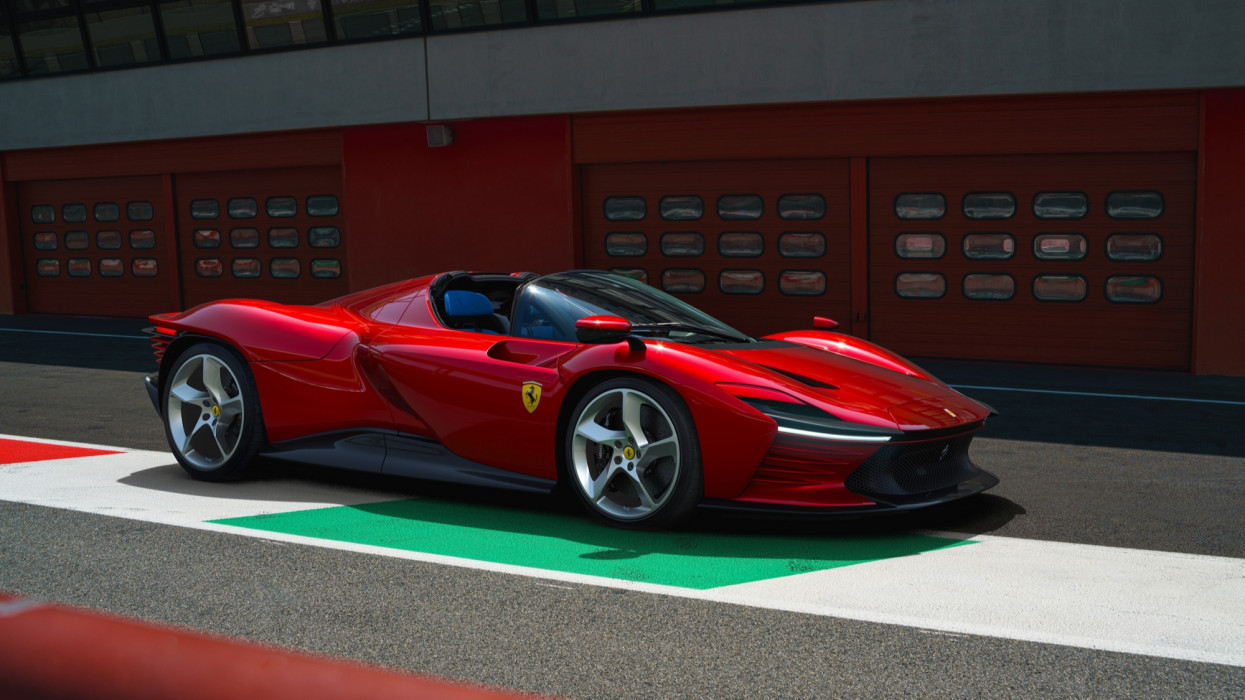 Szintet lépett a magyar elit, valaki vett egy 800 milliós Ferrarit: ezek a legkapósabb luxusautók