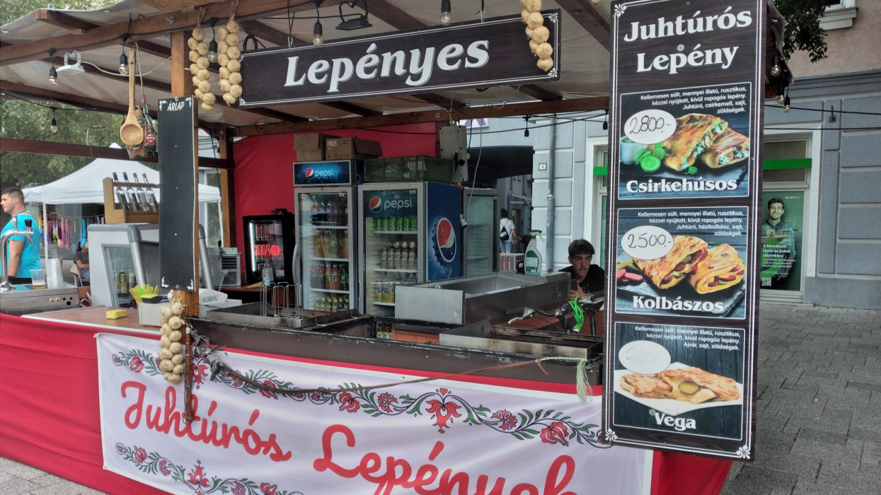 Meglepő árak a 2025-ös Savaria Karneválon: ennyibe került a lángos, a sör és a lepény Kép