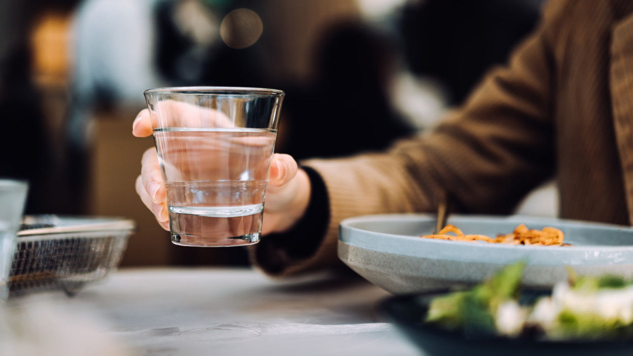 Hogy micsoda?! Ez az étterem 7500 ft-ért kínál egy üveg ásványvizet: vajon mi benne az extra?