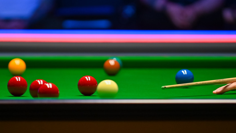Tinédzser snooker-fenomén oktatja a nagyokat: mindenki a 18 éves reménység lábai előtt hever