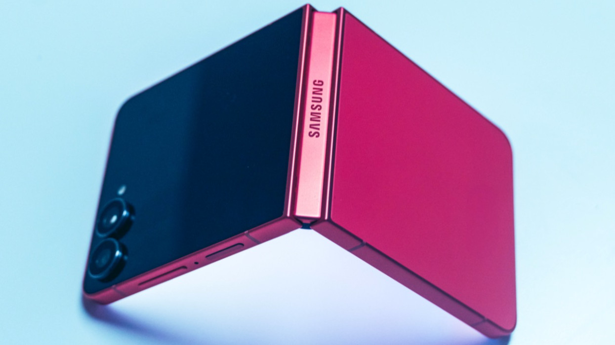 Drága dizájntrükk vagy eddig ez hiányzott az életünkből? Teszteltük a Samsung új csodamobilját