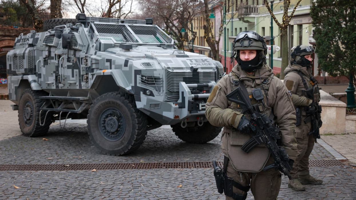 Szekszárd, 2024. december 22.A Terrorelhárítási Központ (TEK) egysége egy  Scorpion páncélozott jármûvel Szekszárd sétálóutcája elõtt, a karácsonyi vásár helyszíne közelében 2024. december 22-én. A TEK egységei jelen vannak a vidéki 