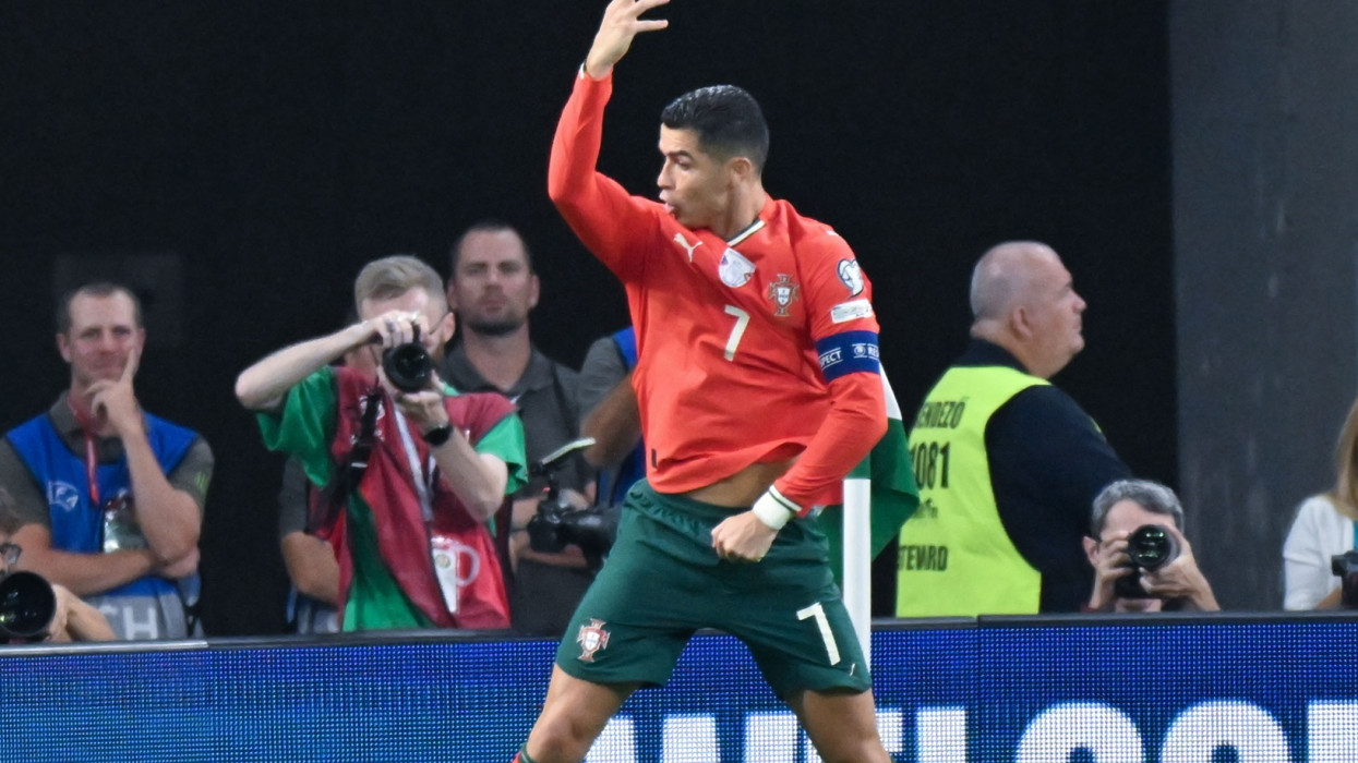 Cristiano Ronaldo fizetése: mennyit keres C. Ronaldo 2025-ben, ennyi jön fociból és szponzoroktól