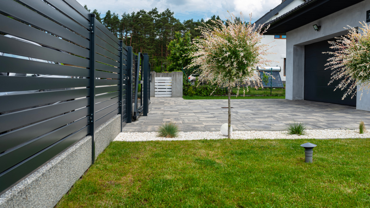 Rengeteg magyar háztulaj kerítését ítélhetik bontásra: kevesen tudnak erről a szabályról, komoly pénzt fizethetnek