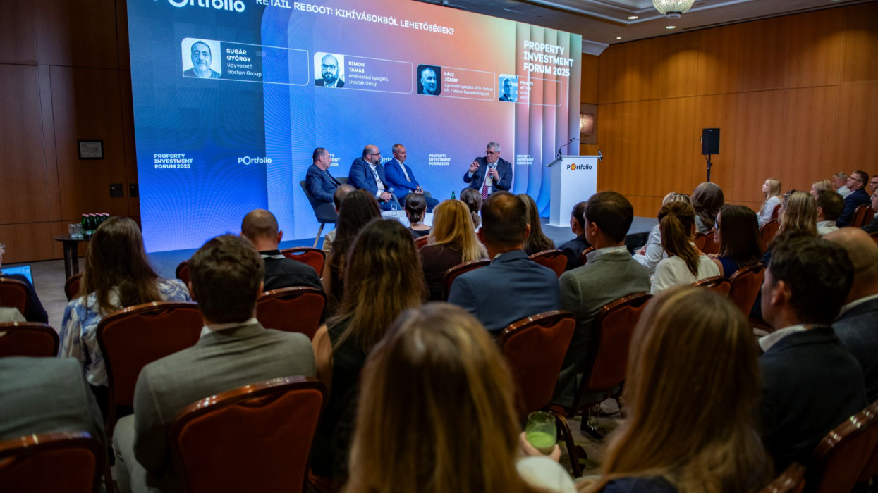 Sugár György, a Boston Group ügyvezetője, Simon Tamás, az Indotek Group értékesítési igazgatója, Rácz József, a Malom Bevásárlóközpont (MILL Partner Kft.) ügyvezető igazgatója és a beszélgetés moderátora, Prosits Attila, az MBSZ eln