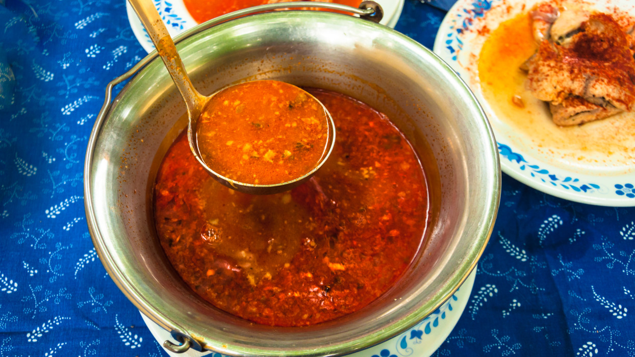 Kiderült az igazi tolnai halászlé titka: tényleg ezzel a filléres trükkel lesz tökéletes?