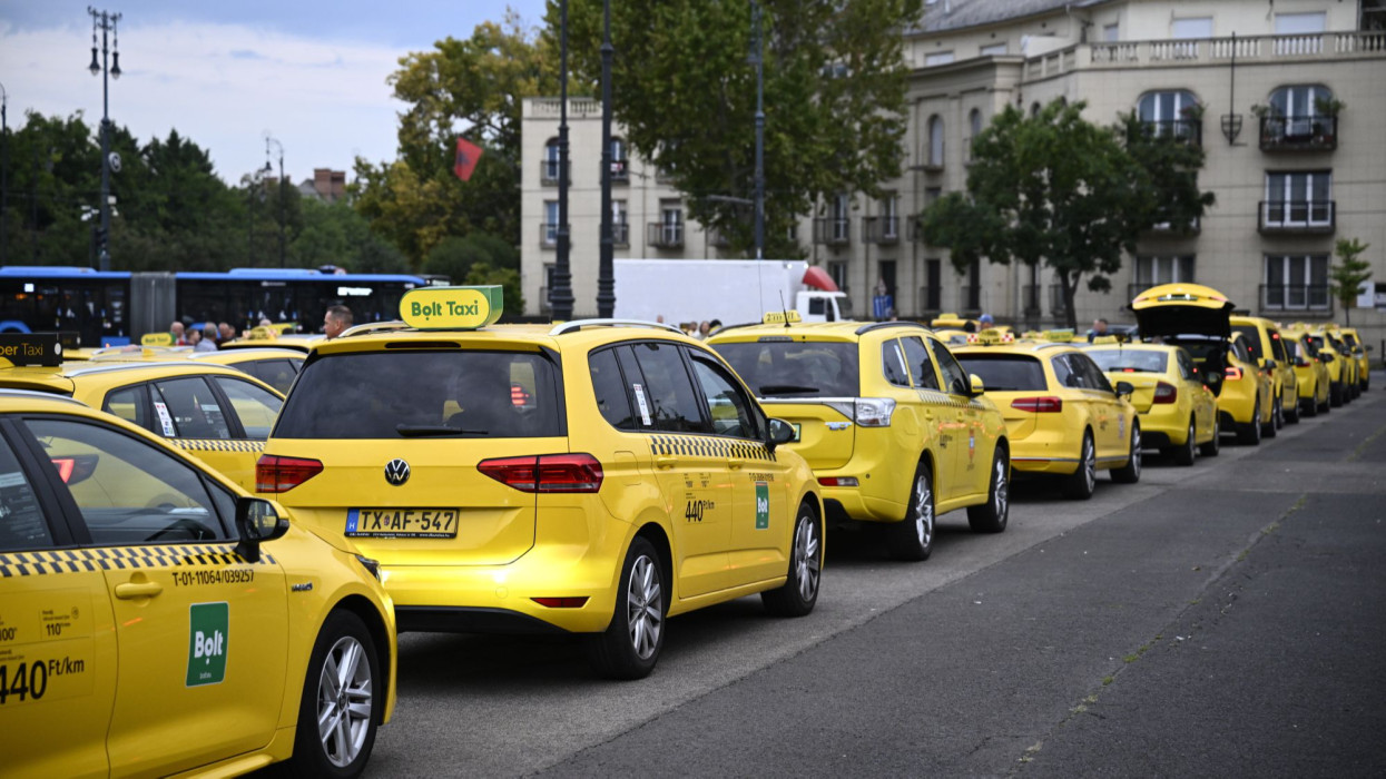 Érik a káosz: már a rendőrség oszlatja a tüntető taxisokat a Margit hídon