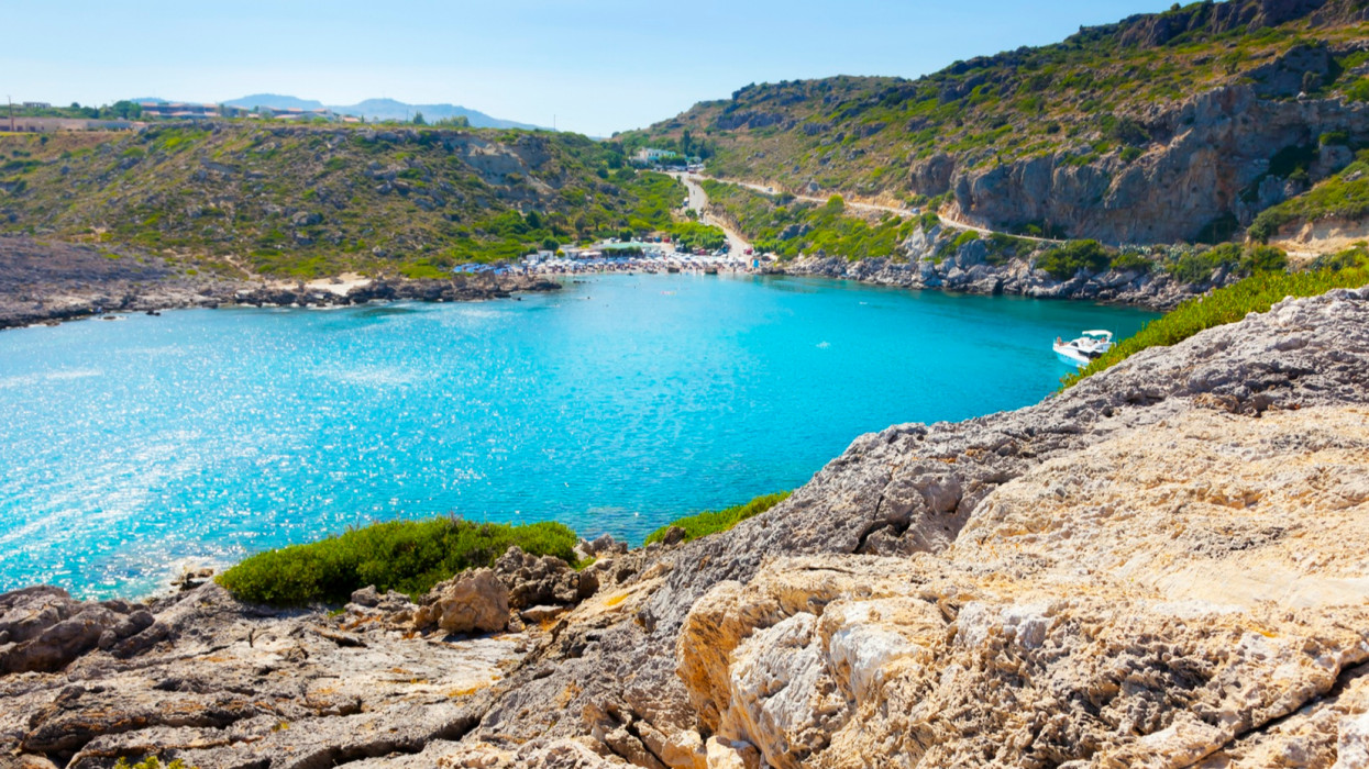 Nagy sziklák az előtérben és a gyönyörű Ladiko-öböl.