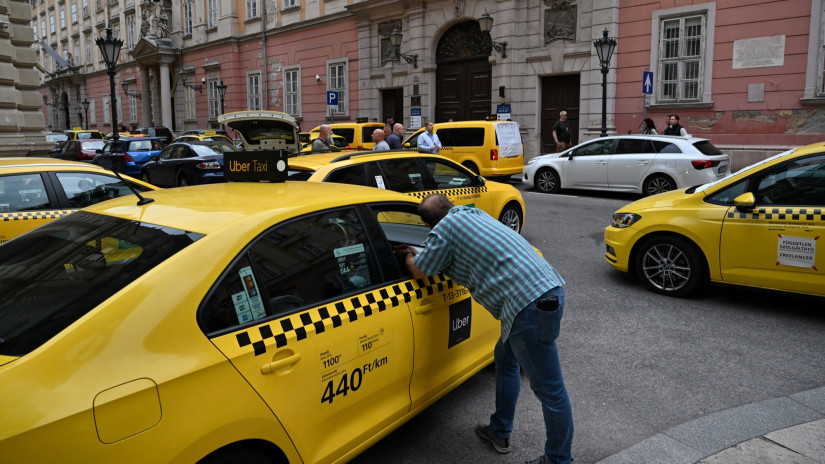 Taxistüntetés: rengeteg sofőrt bírságoltak meg a rendőrök, vannak, akik az autójukat is bukták