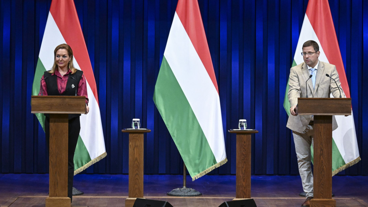 Gulyás Gergely bejelentése: hathavi jutalmat kap rengeteg állami dolgozó, ők számíthatnak a pluszpénzre