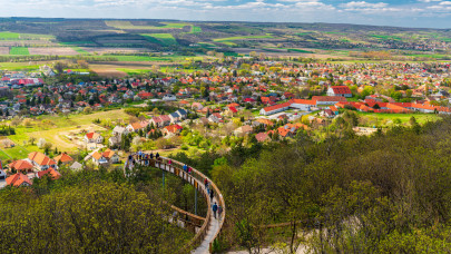Túrázók, figyelem! Balesetveszély miatt lezárták a Dunántúl kedvenc kilátóját, tilos a látogatása