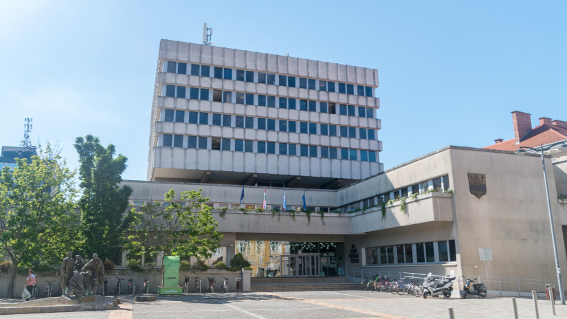 Kész életveszély lett a vidéki városháza: lépni kell, mielőtt rázuhan valakire egy betonelem