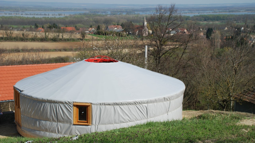 Kiégtek a multinál, és jurtába költöztek a Balaton-felvidéken - videón mutatják meg új életüket