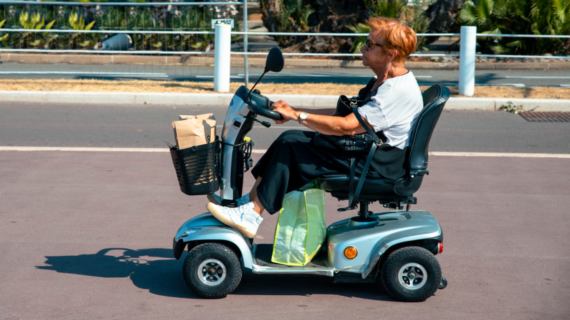 Így zajlik a rokkant kocsi igénylése: ezek az elektromos moped kérelem feltételei, ennyi az ára