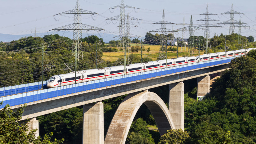 Ez az igazi késdöfés a magyar vonatozás szívébe: húsbamarkoló a lemaradás - mikor fog itt 250-300 km/h-val száguldani a vasút?