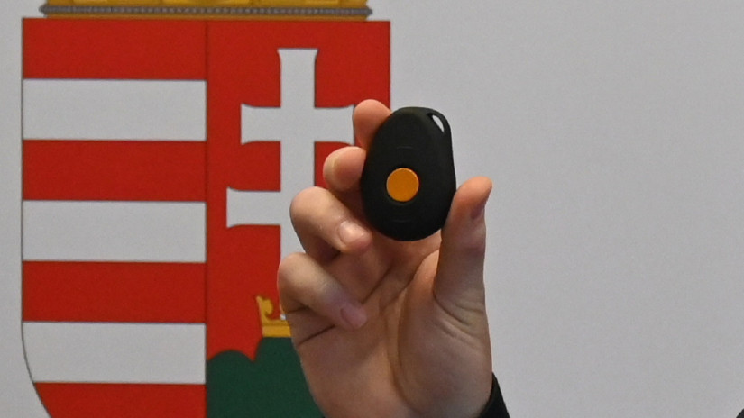 Minden 65 év feletti magyarnak ingyen jár ez az eszköz: 950 ezren már meg is kapták - Akár életet is menthet
