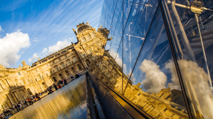 Lezárták a párizsi Louvre-t: rablás történt, a tettesek meglógtak a francia koronaékszerekkel
