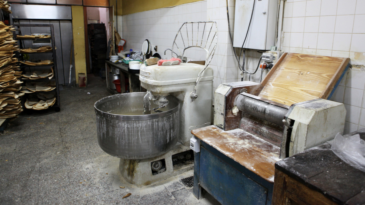 Gyomorforgató állapotok miatt zárt be egy pékséget a Nébih + videó