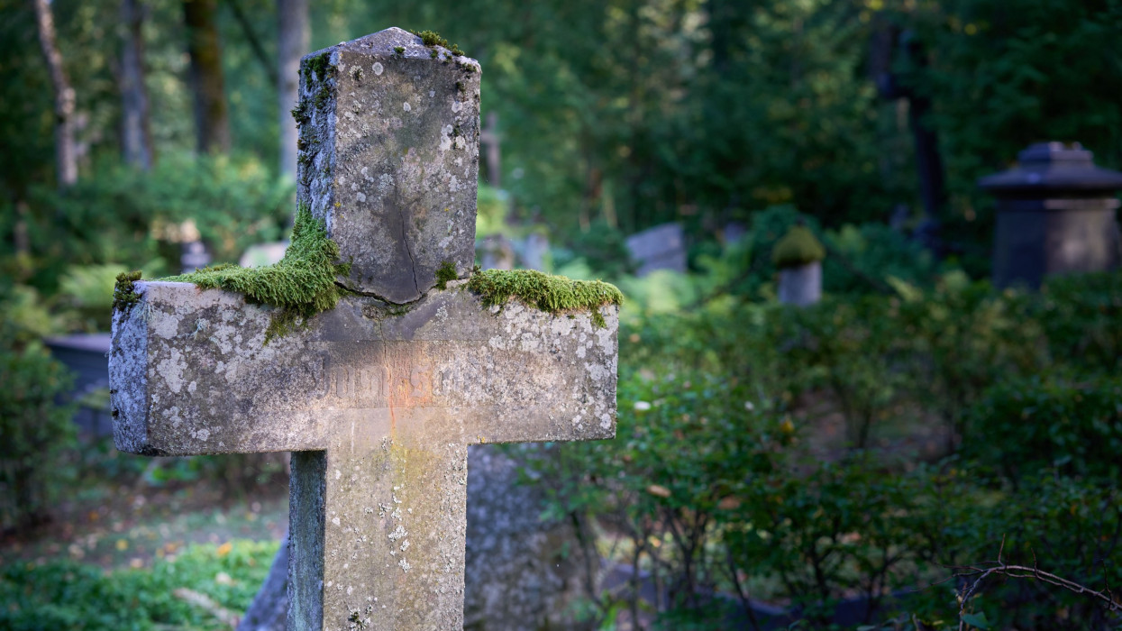 Változik a temetők nyitvatartása és a forgalmi rend: erre kell figyelni mindenszentek napján