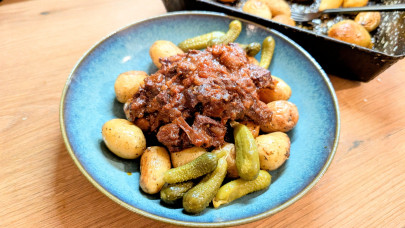 Így készül az igazi vörösboros marhapörkölt: kötelező hozzávaló a magyarok kincset érő elixírje