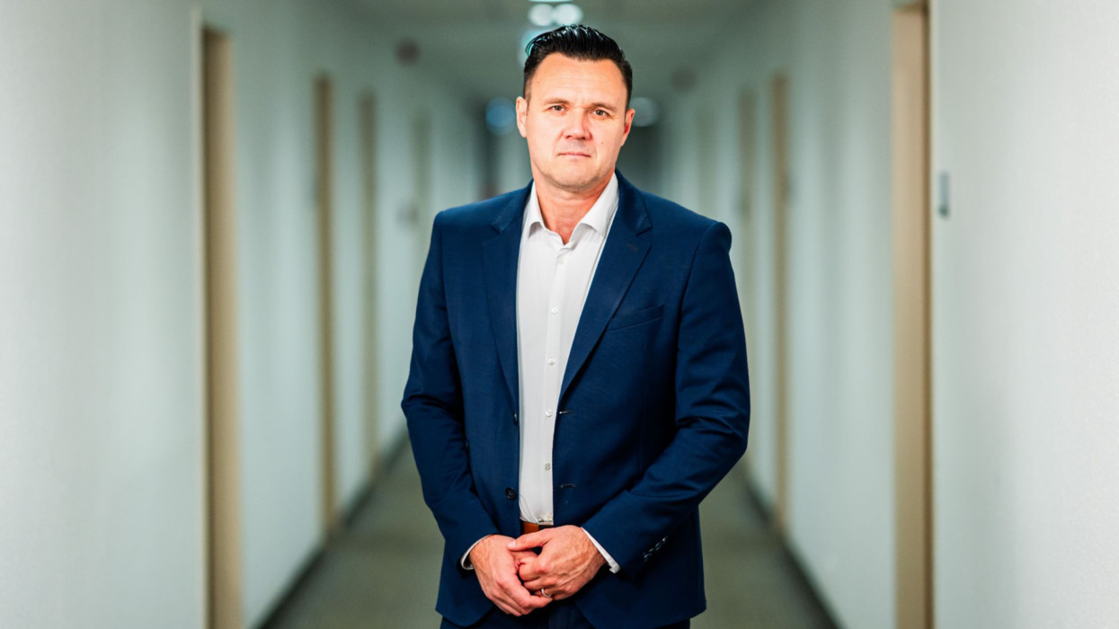 Megszólalt az OTP biztonsági tanácsadója: hiába minden fejlesztés, ha önként adják csalóknak a pénzüket a magyarok