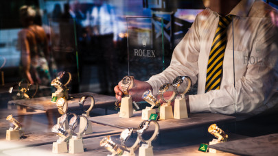 Megy ám a rongyrázás: hihetetlenül drága órát villantott Curtis, súlyos milliókat ér