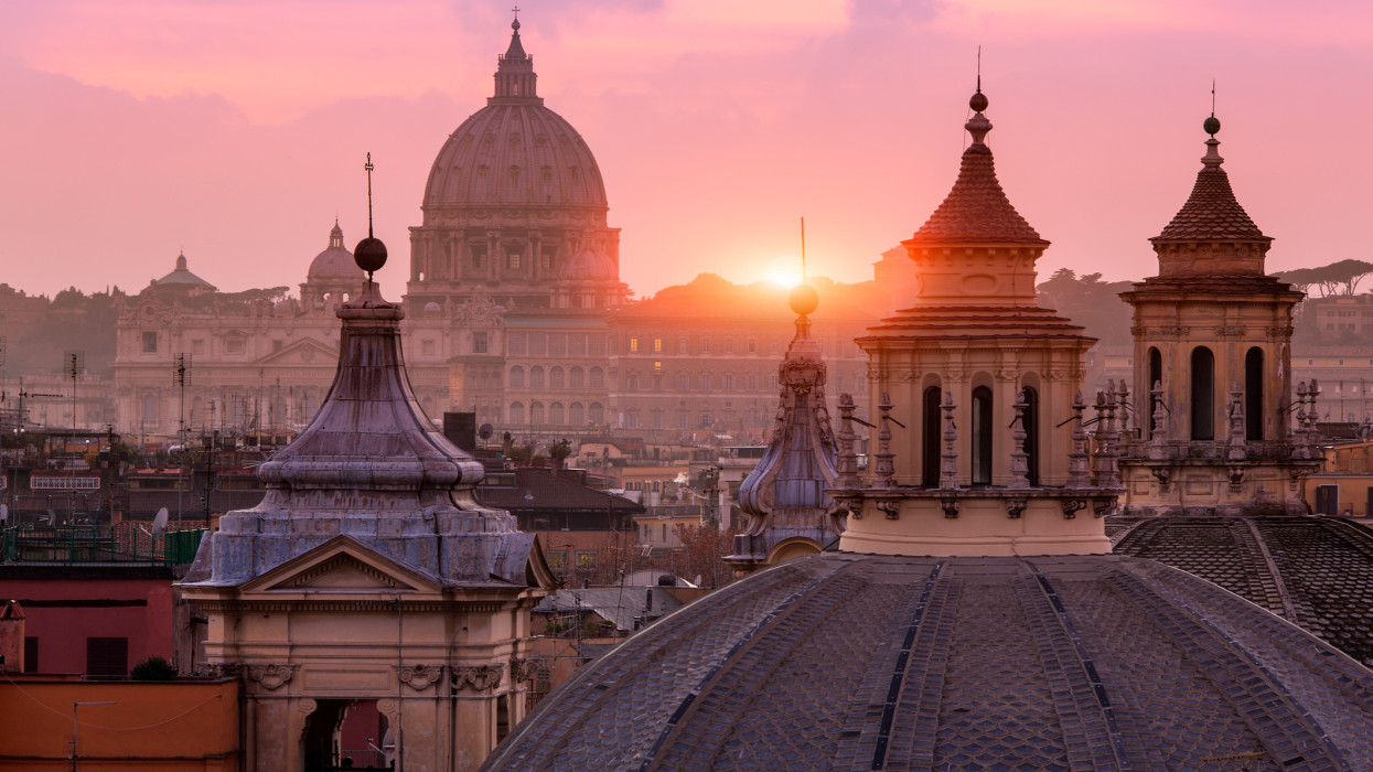 A Santa Maria di Montesanto és a Santa Maria dei Miracoli kupolás teteje, a Pincio felől, Róma, Olaszország