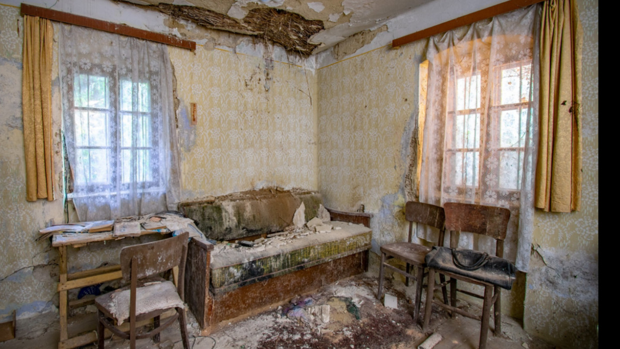 Szívszorító fotókon az egykor derűs falusi otthon: íme, Marika néni háza, 20 évvel halála után