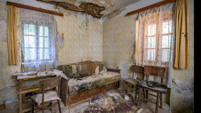 Szívszorító fotókon az egykor derűs falusi otthon: íme, Marika néni háza, 20 évvel halála után