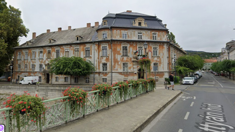 Felújítják Esztergom ikonikus épületét, amit Hollywood is felfedezett magának: így néz ki most