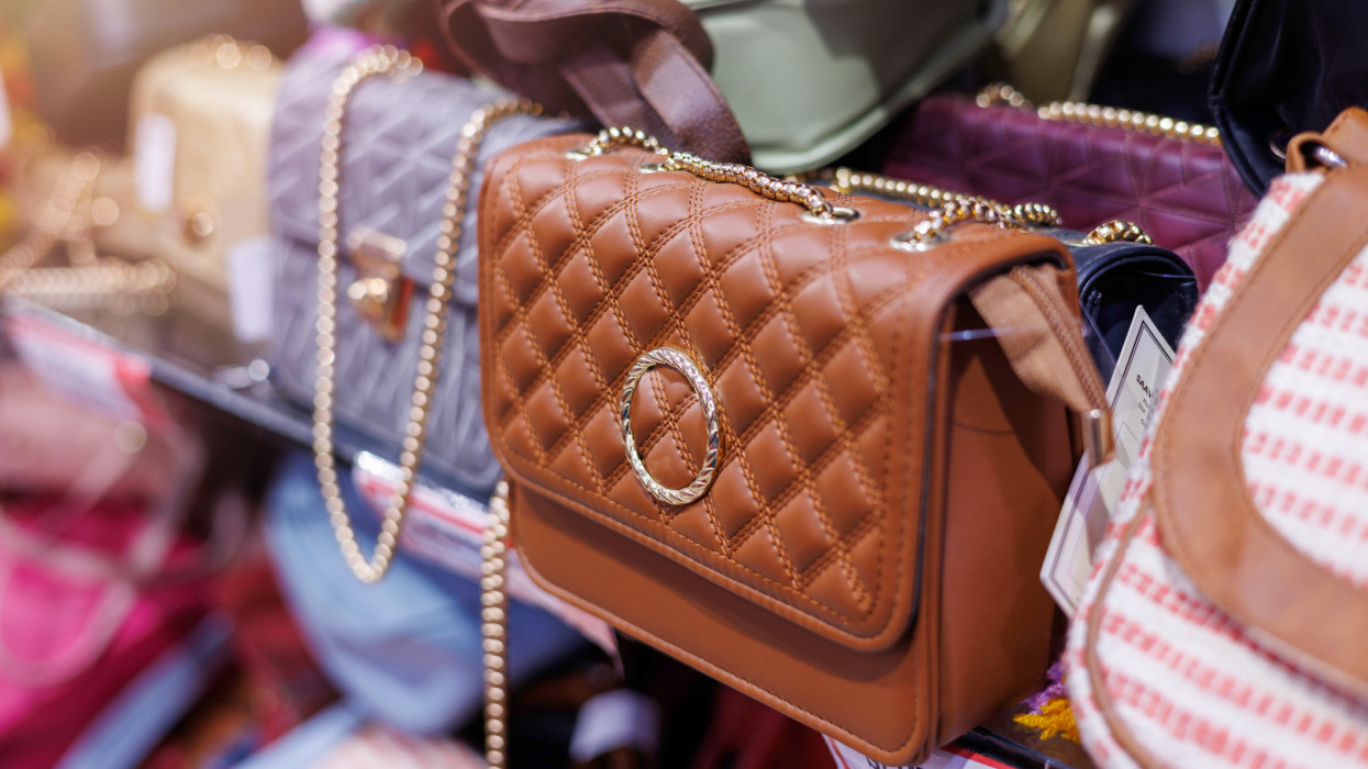 Roskadoznak a magyar boltok polcai a hamis divatcikkektől: sokan hiszik, fillérekért veszik az eredetit