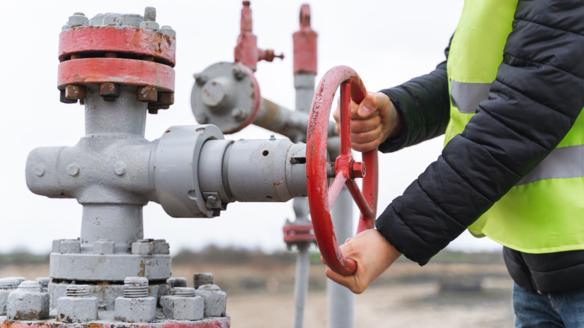 Nem is EU tag, mégis leválik az orosz olajról - de meddig állnak ellen a magyarok?