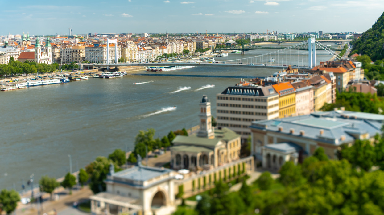 Eladó Budapest egyik legfurcsább ingatlana: nem mindennapi monstrum, elképesztő múlttal