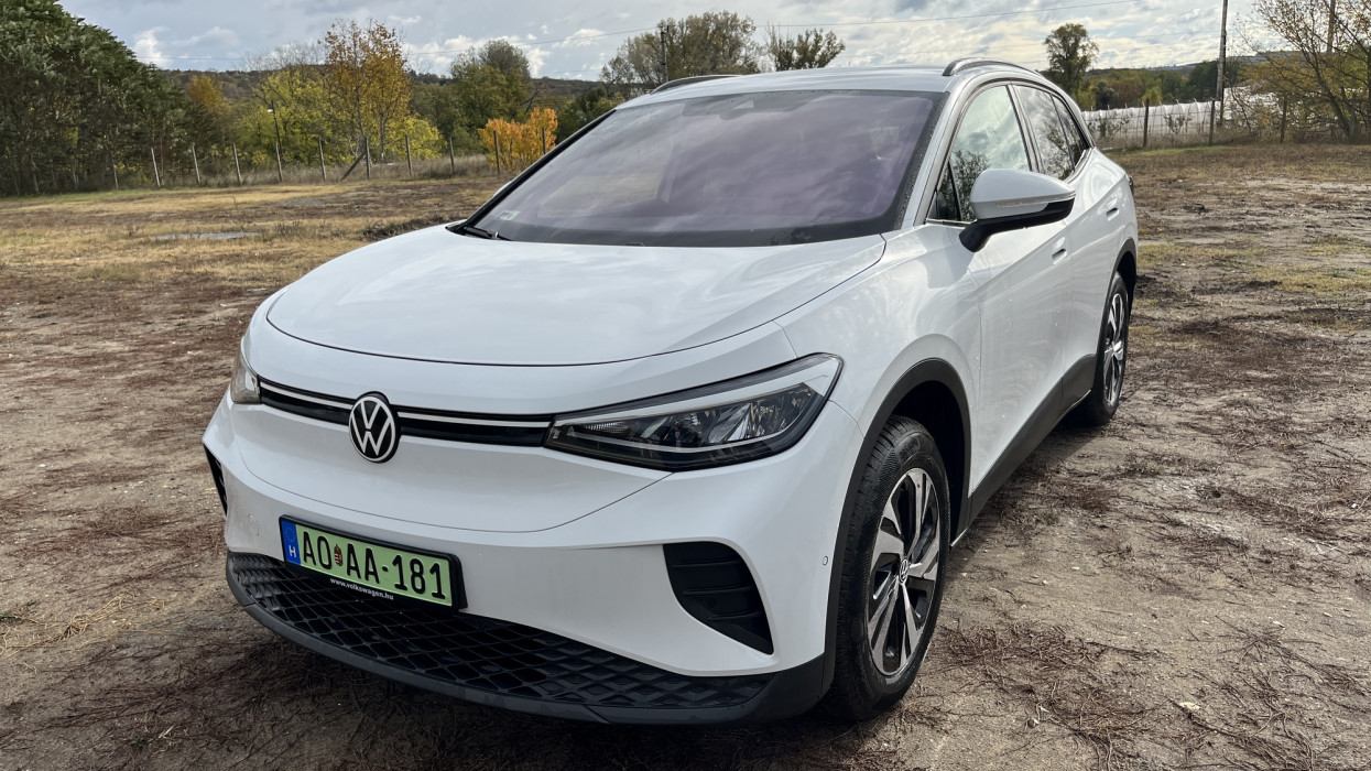 Teszten a Volkswagen jóárasított slágerautója: mire elég a legkisebb akkupakkos ID.4?