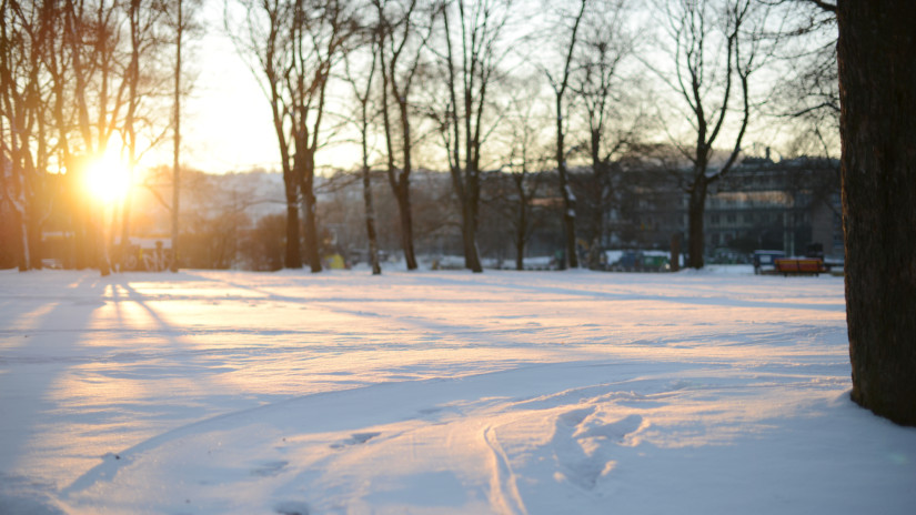 Téli napforduló 2025: meddig van világos december 21-én, mikortól hosszabbodnak a nappalok?