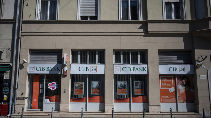 Brutális roham a hazai nagybanknál: ilyet még nemigen láttak, milliókra ácsingóznak az ügyfelek