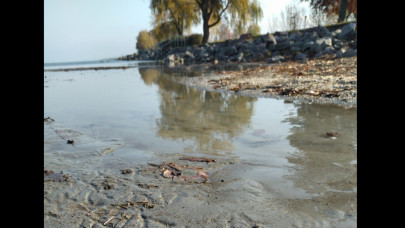 Megrázó látvány a Balatonnál: a Zamárdi moló szinte kiszáradt – friss videó és fotók!