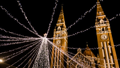 Szegedi karácsonyi vásár 2025: sosem látott fényözön, óriáskerék és kétszintes körhinta a Dóm téren