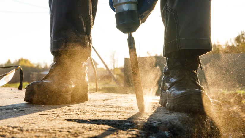 Hatalmas légkalapáccsal estek neki a vidéki városházának: eltűnt még a járda is