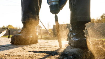 Hatalmas légkalapáccsal estek neki a vidéki városházának: eltűnt még a járda is